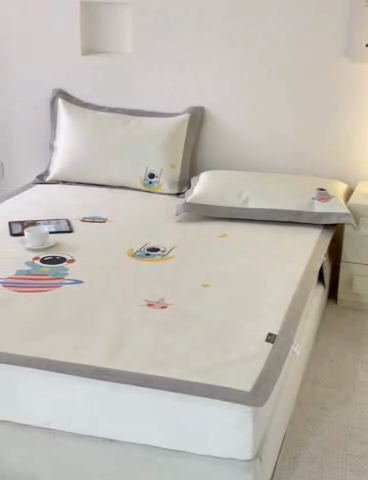 91家纺网 家纺一手货源 找家纺 本希家居 2024新款花漾清新系列高端可水洗冰丝席 自由宇航员平席