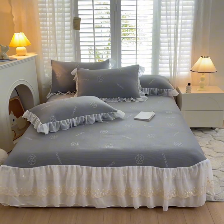 91家纺网 家纺一手货源 找家纺 启程家纺 2024新款A类凉豆豆床裙款凉席三件套 山茶花-灰