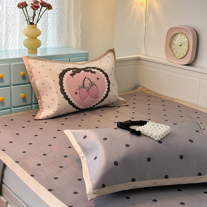 91家纺网 家纺一手货源 找家纺 昔可家纺 2024新款高端数码印花养生冰藤席波点大版枕套系列 灰波点