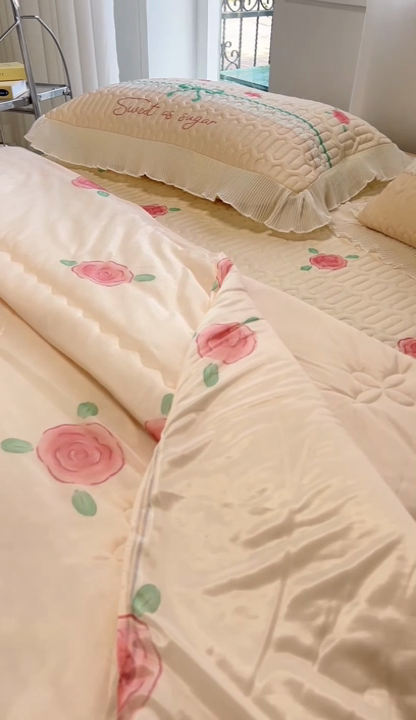 91家纺网 家纺一手货源 找家纺 慕澄家纺 2024新款大版印花乳胶凉席套件-夏被凉席四件套 少女心事