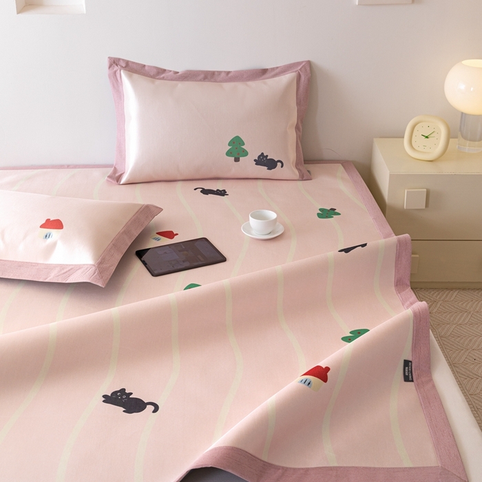 91家纺网 家纺一手货源 找家纺 本希家居 2024新款花漾清新系列高端可水洗冰丝席 游戏小猫咪平席