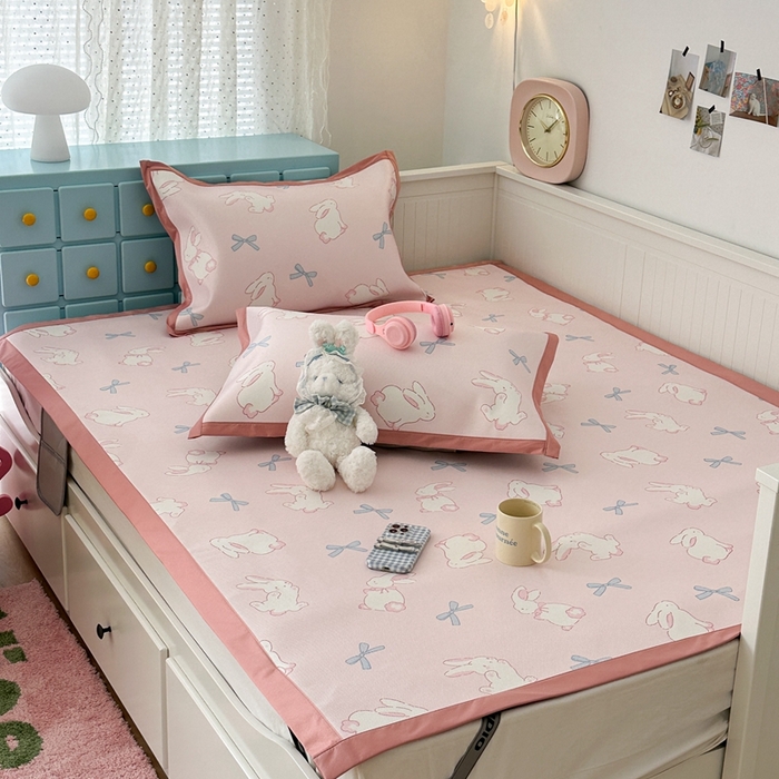 91家纺网 家纺一手货源 找家纺 昔可家纺 2024新款高端数码印花养生冰藤席--卡通系列 蝴蝶结小兔