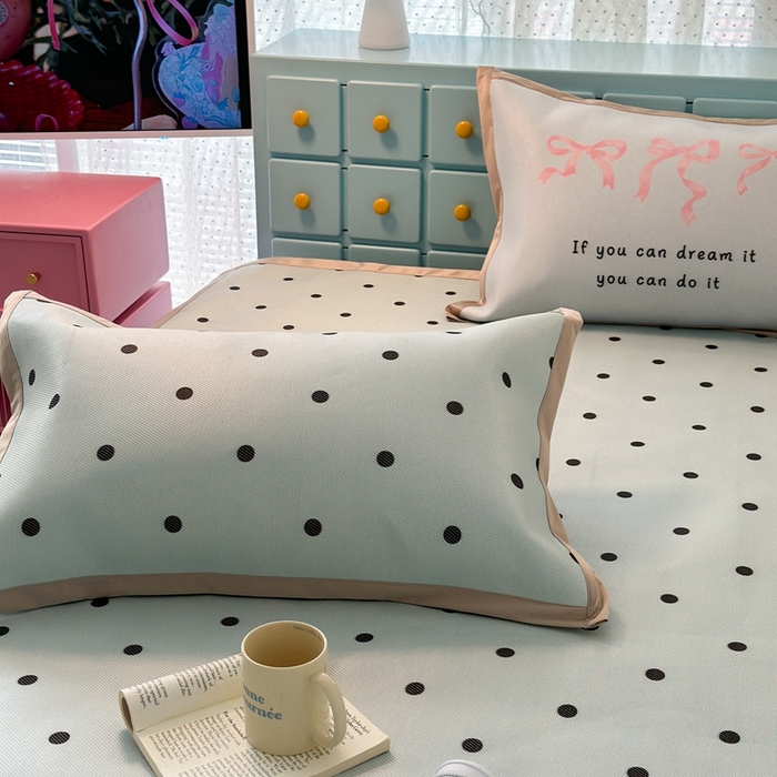 91家纺网 家纺一手货源 找家纺 昔可家纺 2024新款高端数码印花养生冰藤席波点大版枕套系列 蓝波点