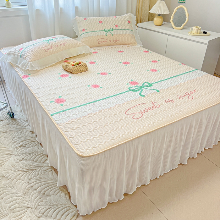 91家纺网 家纺一手货源 找家纺 慕澄家纺 2024新款大版印花床裙款乳胶凉席-凉席三件套 少女心事