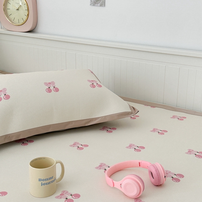 91家纺网 家纺一手货源 找家纺 昔可家纺 2024新款高端数码印花养生冰藤席--卡通系列 粉蝴蝶结樱桃