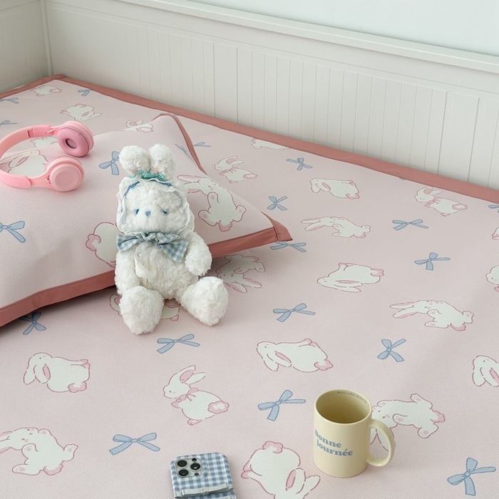 91家纺网 家纺一手货源 找家纺 昔可家纺 2024新款高端数码印花养生冰藤席--卡通系列 蝴蝶结小兔