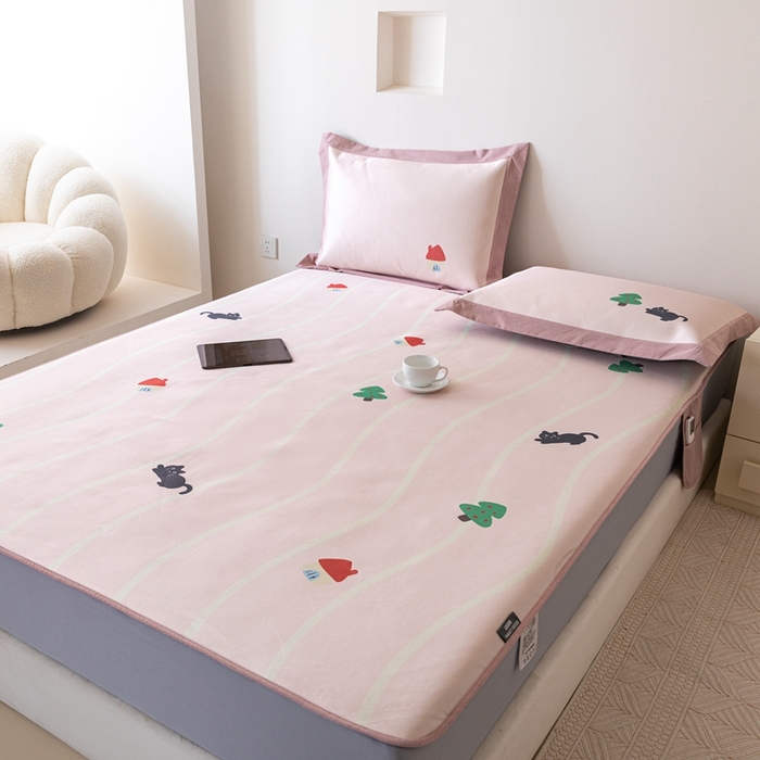 91家纺网 家纺一手货源 找家纺 本希家居 2024新款花漾清新系列高端可水洗冰丝席 游戏小猫咪床笠