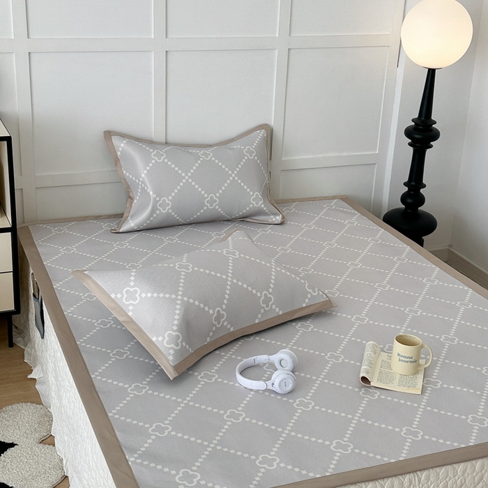 91家纺网 家纺一手货源 找家纺 昔可家纺 2024新款高端数码印花养生冰藤席--简约系列 菱格四叶花