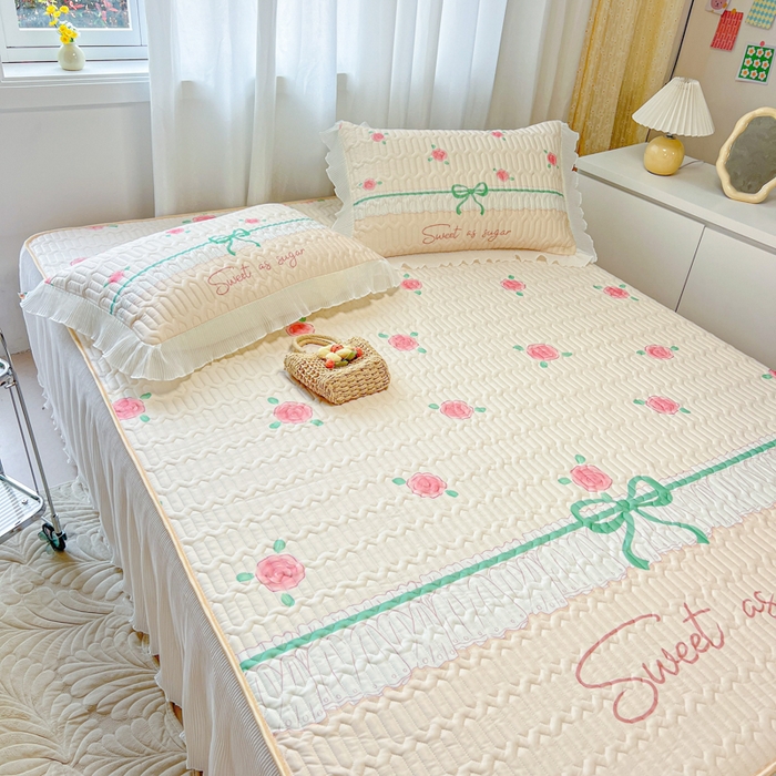 91家纺网 家纺一手货源 找家纺 慕澄家纺 2024新款大版印花床裙款乳胶凉席-凉席三件套 少女心事