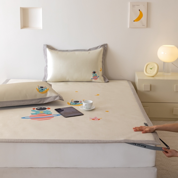 91家纺网 家纺一手货源 找家纺 本希家居 2024新款花漾清新系列高端可水洗冰丝席 自由宇航员平席