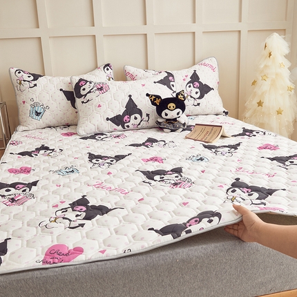 91家纺网 家纺一手货源 找家纺 （总）舒居家纺 2024新款三丽鸥A类母婴级全棉软床垫夹棉床盖（大床图）