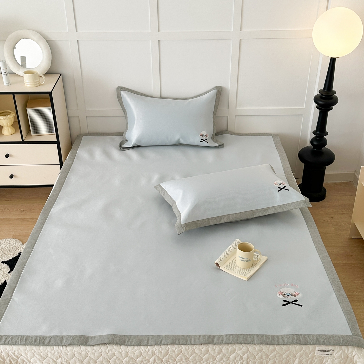 91家纺网 家纺一手货源 找家纺 昔可家纺 2024新款纯色绣花冰丝席平席款 蝴蝶结泰迪