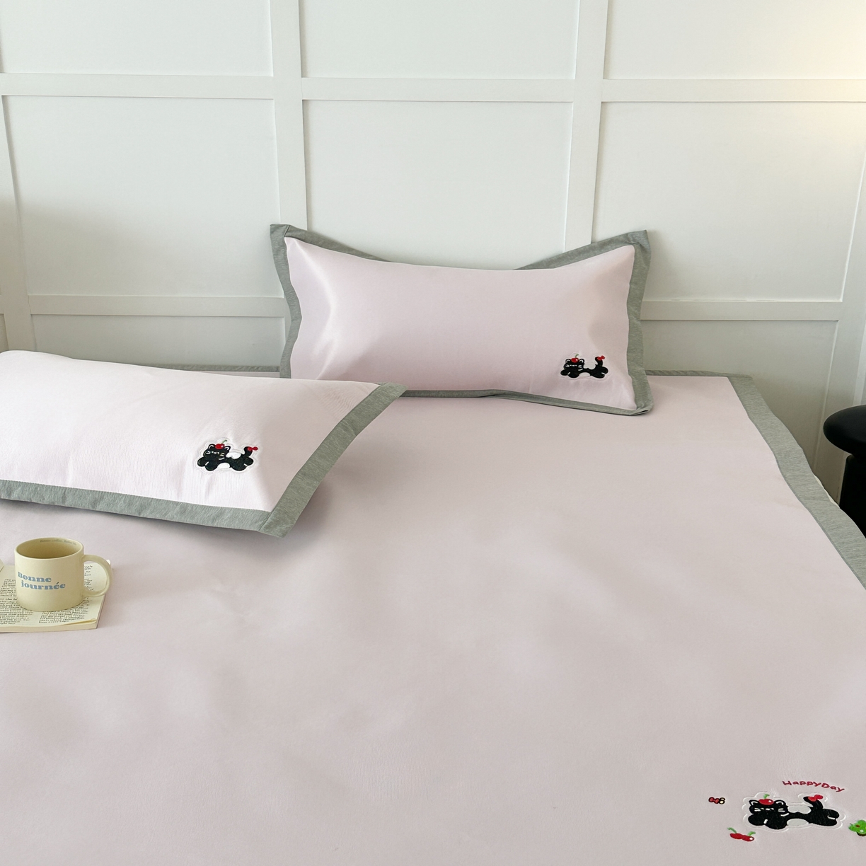 91家纺网 家纺一手货源 找家纺 昔可家纺 2024新款纯色绣花冰丝席平席款 樱桃黑猫