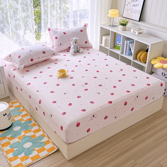 91家纺网 家纺一手货源 找家纺 默忆 2025新款泡泡棉糯小棉床笠床罩防尘防滑床垫保护套 甜蜜草莓