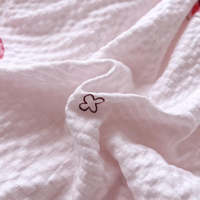 91家纺网 家纺一手货源 找家纺 默忆 2025新款泡泡棉糯小棉床笠床罩防尘防滑床垫保护套 甜蜜草莓