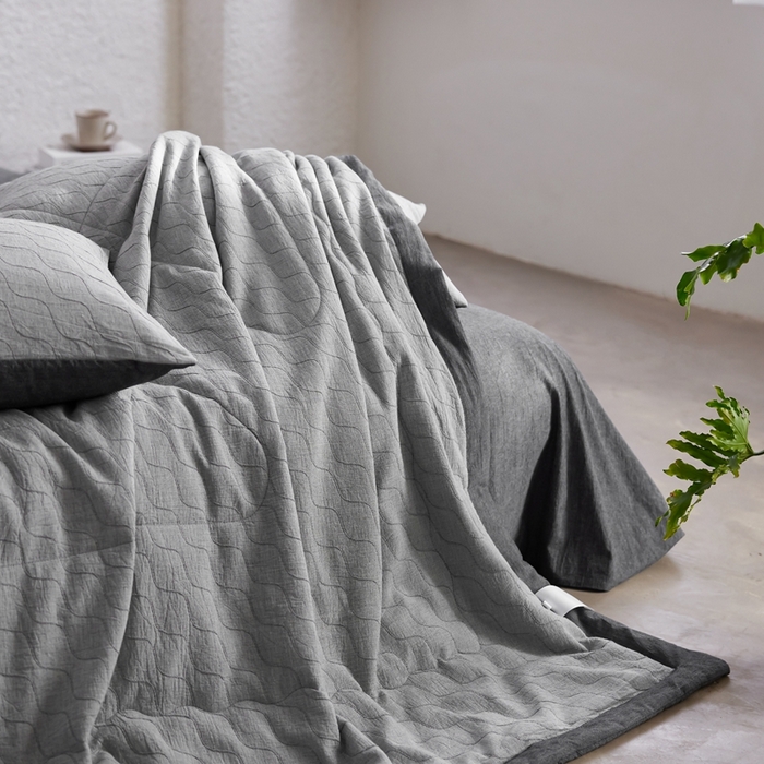 91家纺网 家纺一手货源 找家纺 安莱生活 2024色织双层纱提花波浪三系列夏被及夏被四件套--斜纹波兰 斜纹-深灰