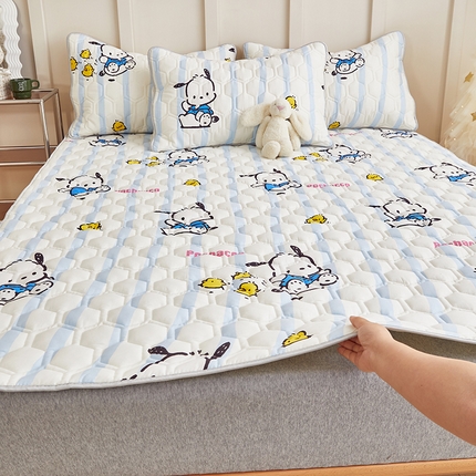 91家纺网 家纺一手货源 找家纺 （总）舒居家纺 2024新款三丽鸥A类母婴级全棉软床垫夹棉床盖（大床图）