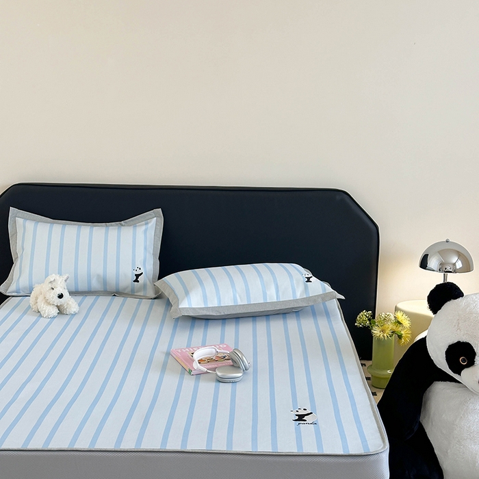 91家纺网 家纺一手货源 找家纺 昔可家纺 2024新款数码印花刺绣床笠款冰丝席 蓝条熊猫