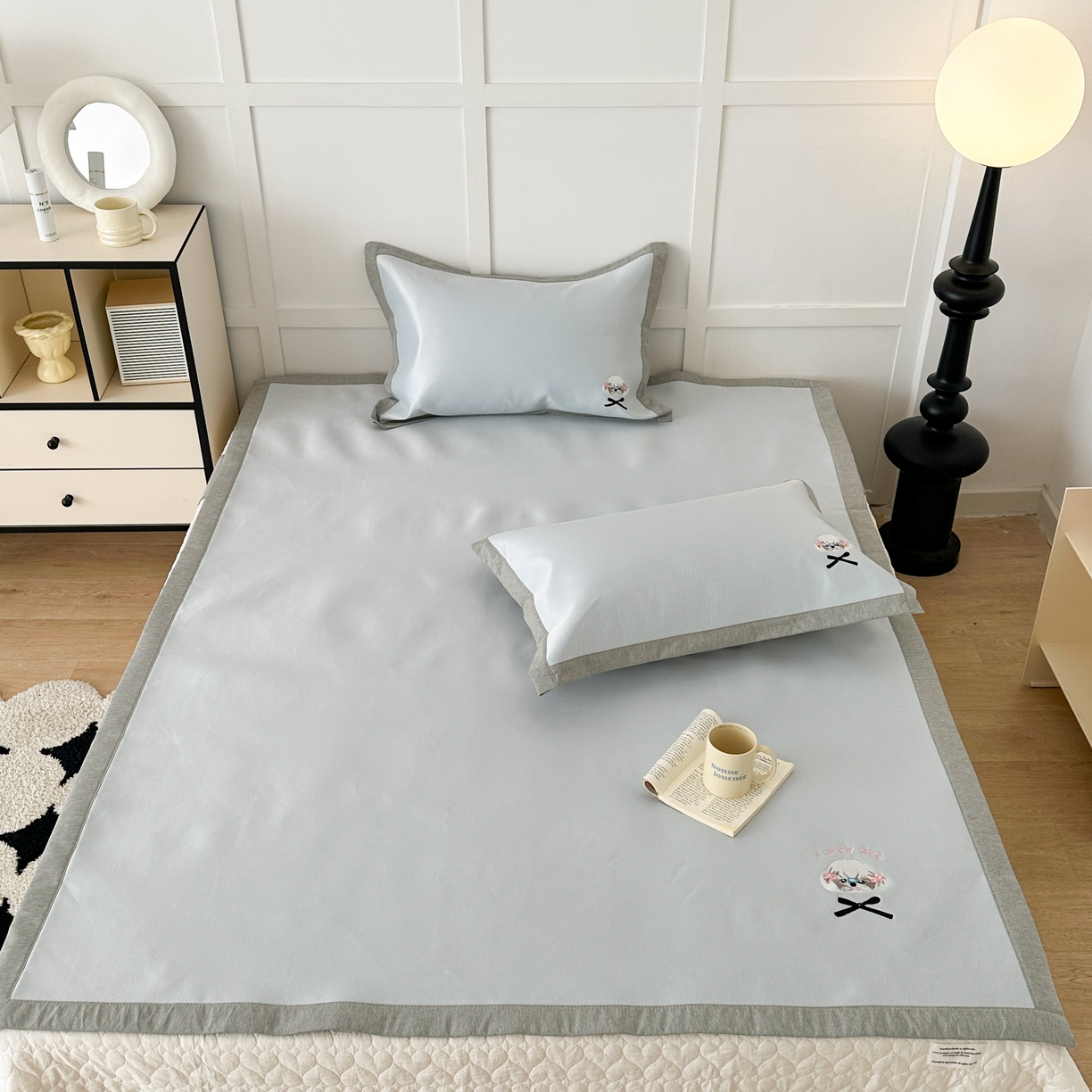 91家纺网 家纺一手货源 找家纺 昔可家纺 2024新款纯色绣花冰丝席平席款 蝴蝶结泰迪