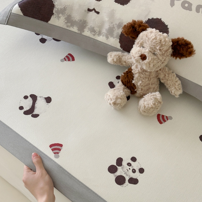 91家纺网 家纺一手货源 找家纺 圆岛 2024新款A类900D萌宠系列冰丝养生席 熊猫崽崽