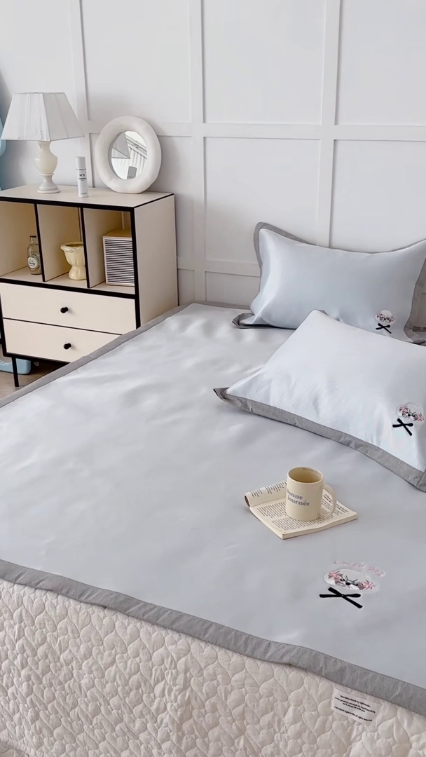 91家纺网 家纺一手货源 找家纺 昔可家纺 2024新款纯色绣花冰丝席平席款 蝴蝶结泰迪