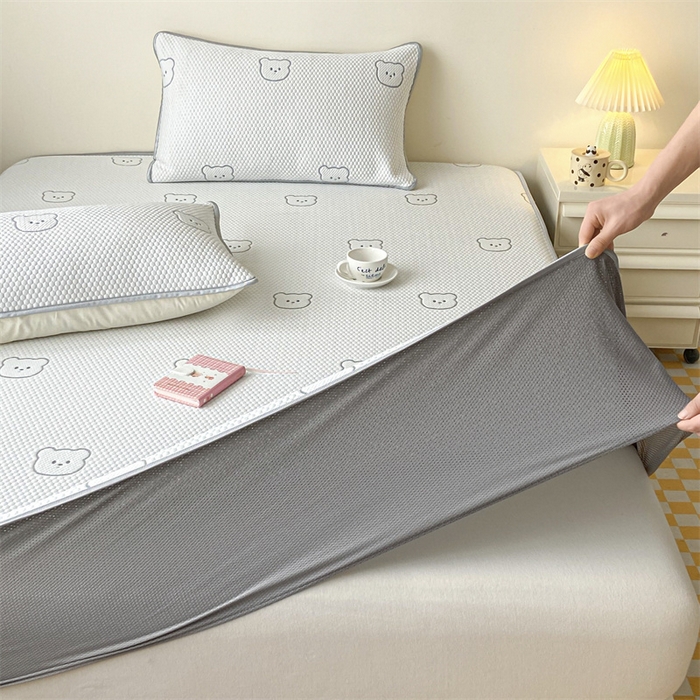 91家纺网 家纺一手货源 找家纺 吉象家纺 2024新款凉豆豆凉感软席凉席 白底小灰熊