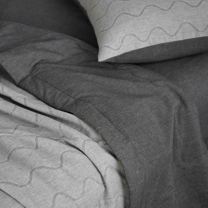 91家纺网 家纺一手货源 找家纺 安莱生活 2024色新款织双层纱提花波浪三系列夏被及夏被四件套--竖纹波浪 竖纹-深灰