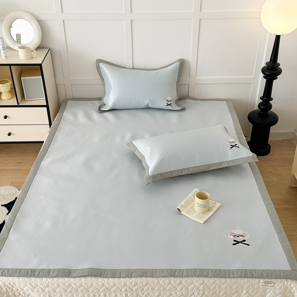 91家纺网 家纺一手货源 找家纺 昔可家纺 2024新款纯色绣花冰丝席平席款 蝴蝶结泰迪