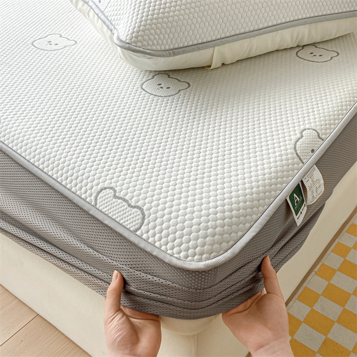 91家纺网 家纺一手货源 找家纺 吉象家纺 2024新款凉豆豆凉感软席凉席 白底小灰熊