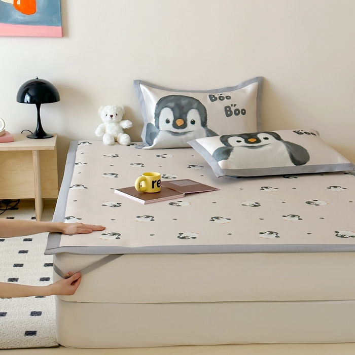 91家纺网 家纺一手货源 找家纺 圆岛 2024新款A类900D萌宠系列冰丝养生席 企鹅咕咕