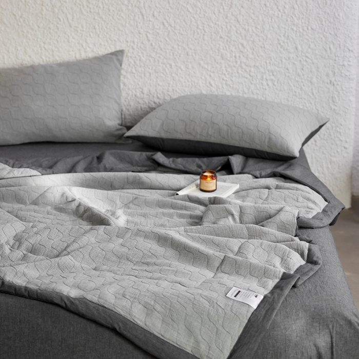 91家纺网 家纺一手货源 找家纺 安莱生活 2024色织双层纱提花波浪三系列夏被及夏被四件套--斜纹波兰 斜纹-深灰