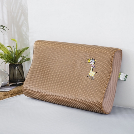 91家纺网 家纺一手货源 找家纺 大黄蜂家居家纺 2025新款艾草冰滕乳胶枕套含芯 长颈鹿黄