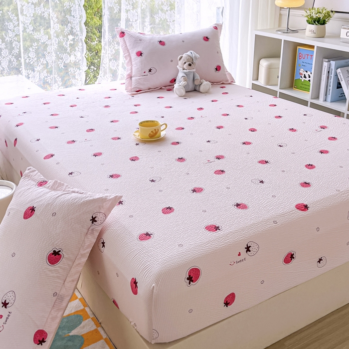 91家纺网 家纺一手货源 找家纺 默忆 2025新款泡泡棉糯小棉床笠床罩防尘防滑床垫保护套 甜蜜草莓