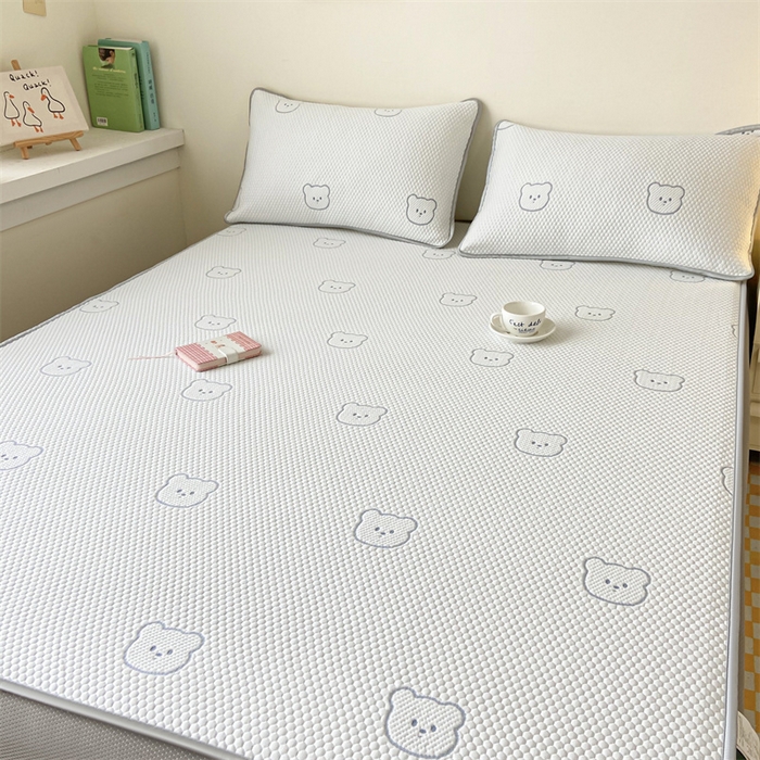 91家纺网 家纺一手货源 找家纺 吉象家纺 2024新款凉豆豆凉感软席凉席 白底小蓝熊