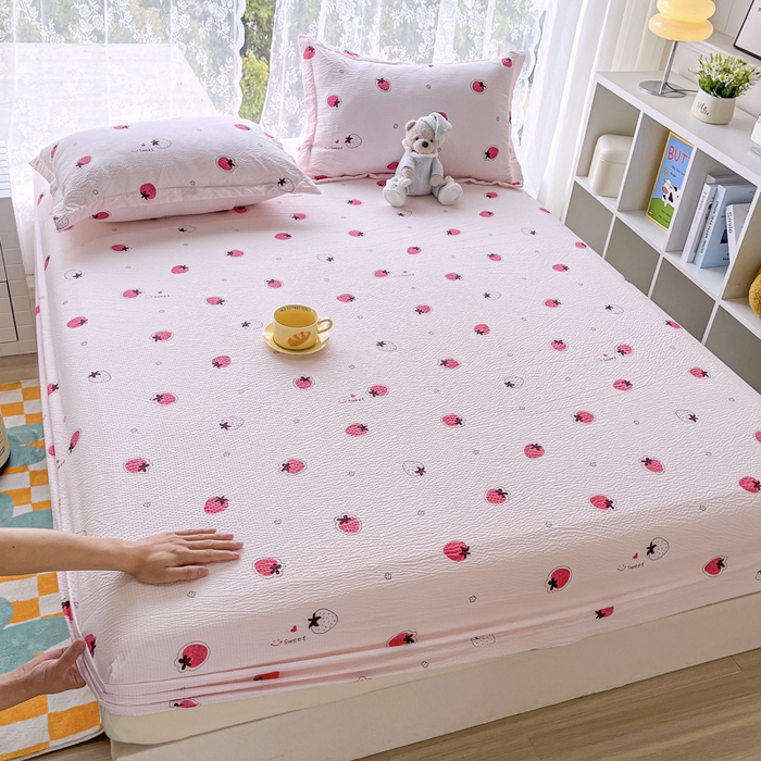 91家纺网 家纺一手货源 找家纺 默忆 2025新款泡泡棉糯小棉床笠床罩防尘防滑床垫保护套 甜蜜草莓