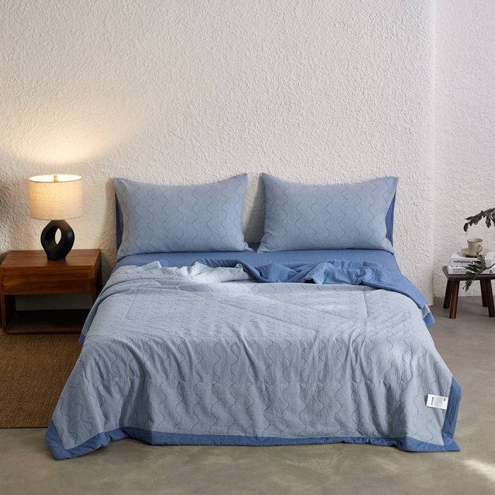 91家纺网 家纺一手货源 找家纺 安莱生活 2024色新款织双层纱提花波浪三系列夏被及夏被四件套--竖纹波浪 竖纹-深蓝