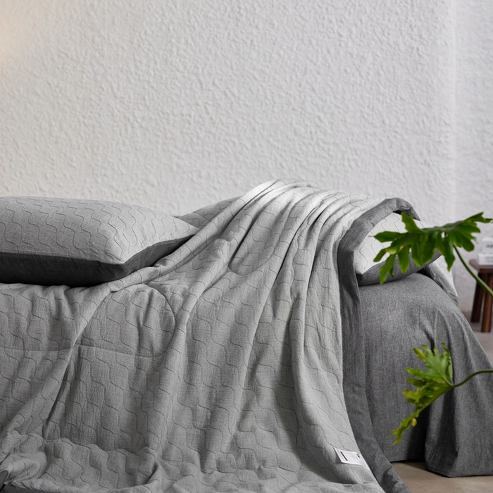 91家纺网 家纺一手货源 找家纺 安莱生活 2024色织双层纱提花波浪三系列夏被及夏被四件套--斜纹波兰 斜纹-深灰