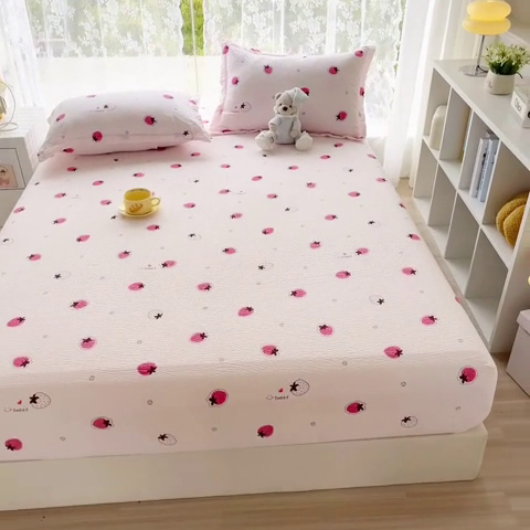 91家纺网 家纺一手货源 找家纺 默忆 2025新款泡泡棉糯小棉床笠床罩防尘防滑床垫保护套 甜蜜草莓