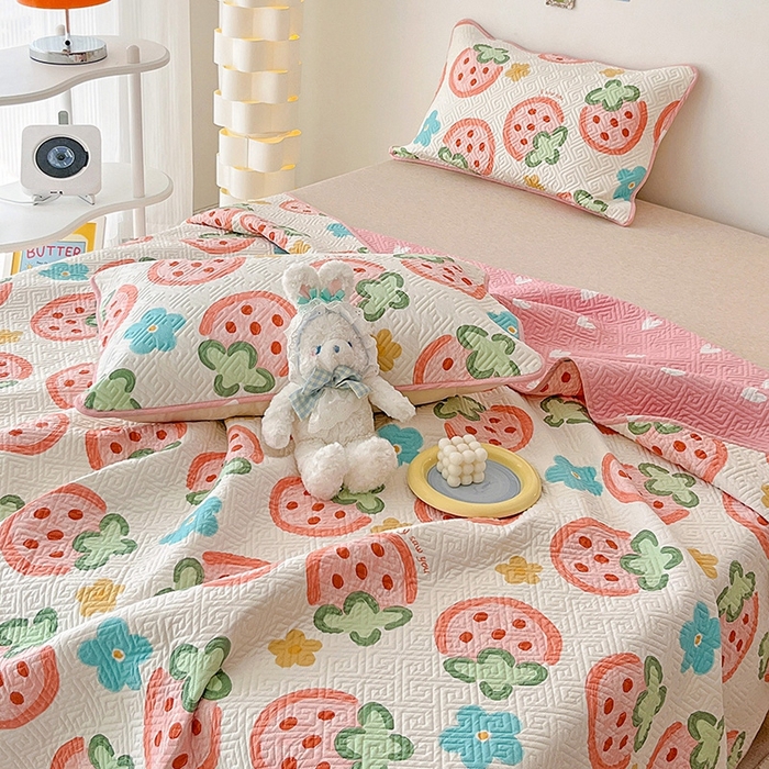 91家纺网 家纺一手货源 找家纺 羽爱家纺 2025新款A类双面全棉印花床盖套件  草莓物语