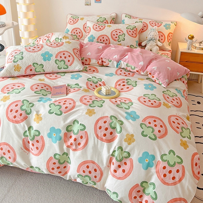91家纺网 家纺一手货源 找家纺 羽爱家纺 2025新款A类双面全棉印花床盖套件  草莓物语