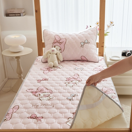 91家纺网 家纺一手货源 找家纺 舒居家纺 2024新款三丽鸥A类母婴级全棉软床垫夹棉床盖 蝴蝶结美乐蒂