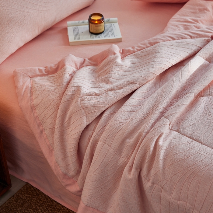 91家纺网 家纺一手货源 找家纺 2024新款色织双层纱提花波浪三系列夏被及夏被四件套--乱纹波浪 乱纹-嫩粉