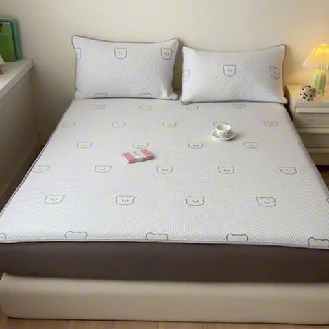 91家纺网 家纺一手货源 找家纺 吉象家纺 2024新款凉豆豆凉感软席凉席 白底小灰熊