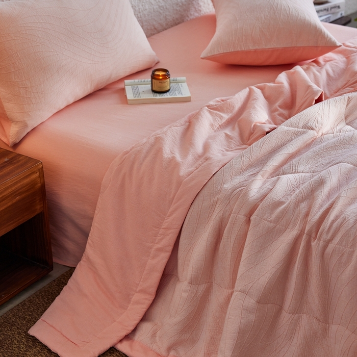 91家纺网 家纺一手货源 找家纺 2024新款色织双层纱提花波浪三系列夏被及夏被四件套--乱纹波浪 乱纹-嫩粉