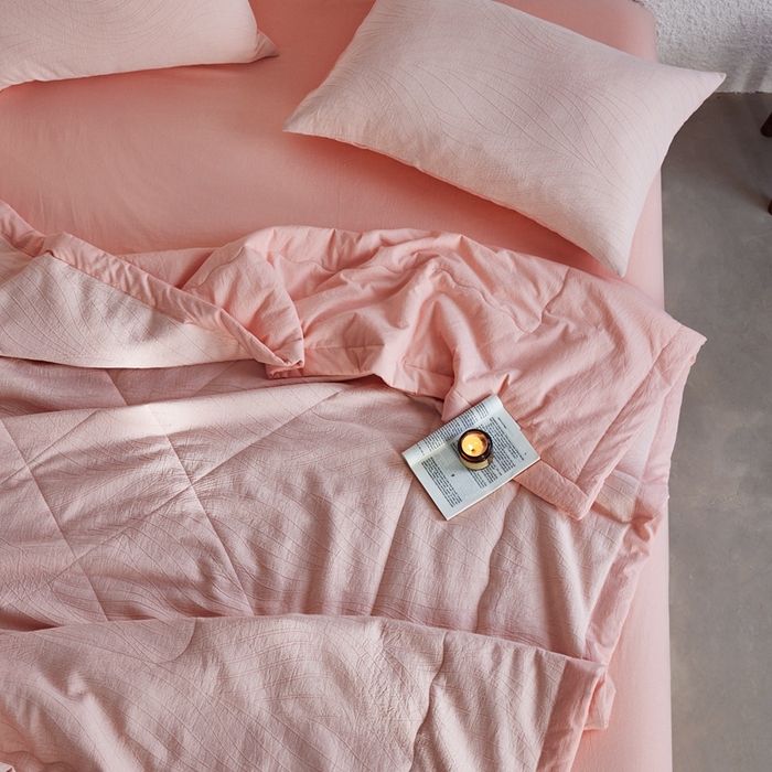 91家纺网 家纺一手货源 找家纺 2024新款色织双层纱提花波浪三系列夏被及夏被四件套--乱纹波浪 乱纹-嫩粉