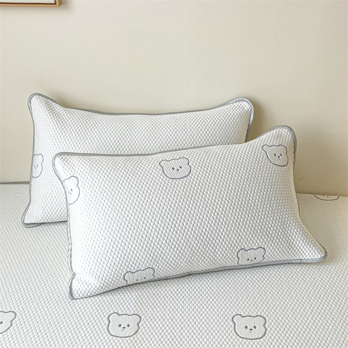 91家纺网 家纺一手货源 找家纺 吉象家纺 2024新款凉豆豆凉感软席凉席 白底小灰熊