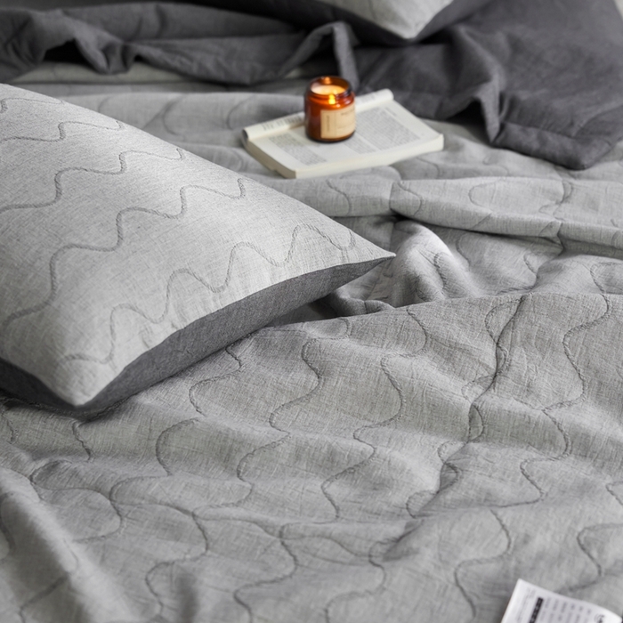 91家纺网 家纺一手货源 找家纺 安莱生活 2024色新款织双层纱提花波浪三系列夏被及夏被四件套--竖纹波浪 竖纹-深灰