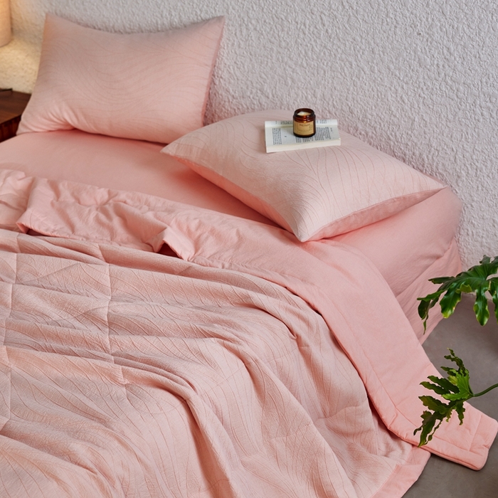 91家纺网 家纺一手货源 找家纺 2024新款色织双层纱提花波浪三系列夏被及夏被四件套--乱纹波浪 乱纹-嫩粉