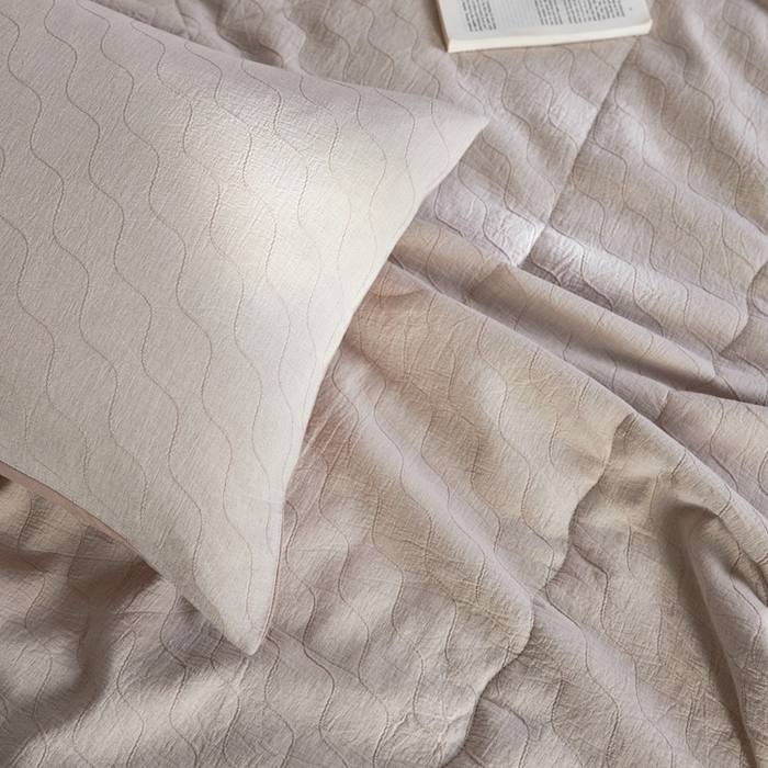 91家纺网 家纺一手货源 找家纺 安莱生活 2024色织双层纱提花波浪三系列夏被及夏被四件套--斜纹波兰 斜纹-卡其