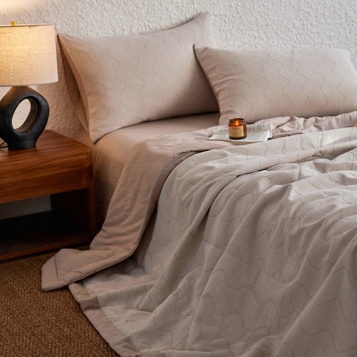 91家纺网 家纺一手货源 找家纺 安莱生活 2024色新款织双层纱提花波浪三系列夏被及夏被四件套--竖纹波浪 竖纹-卡其